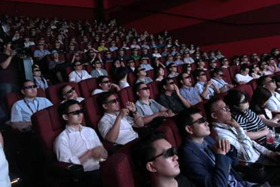 与会者在三星Onyx LED 影厅聚精会神观看3D影片